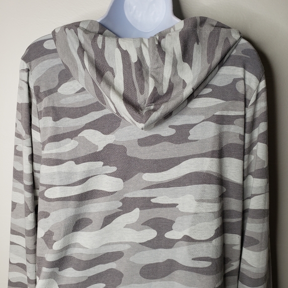 Torrid Top "Can't I'm Busy" Gray Camo Size 0 Large 12 Long Sleeve Hoodie Tee NWT - Picture 9 of 16